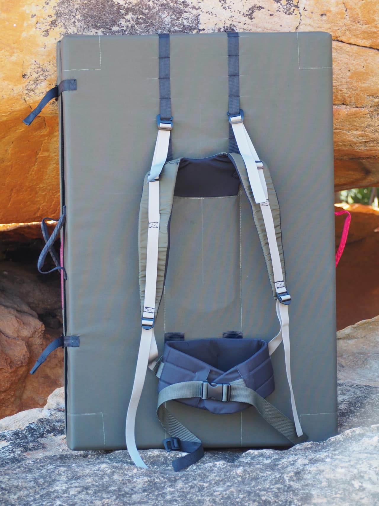 ZizuPads bouldering mat — carry straps
